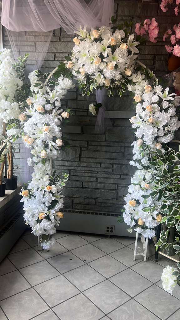 Un diseñador floral profesional que combina creatividad, elegancia y armonía en cada arreglo. Su estilo se caracteriza por el uso de flores frescas, colores equilibrados y detalles artísticos que transforman cualquier espacio. Cada diseño refleja belleza natural y un toque personalizado que hace que cada evento sea único. Especialista en: Arreglos florales para bodas Decoración de quinceañeras Centros de mesa para eventos corporativos Decoración de iglesias y ceremonias Ramos personalizados Diseño para eventos residenciales y oficinas A professional floral designer who blends creativity, elegance, and harmony into every arrangement. Their style is defined by fresh flowers, balanced colors, and artistic details that transform any space. Each design reflects natural beauty and a personalized touch that makes every event unforgettable. Specialized in: Wedding floral arrangements Quinceañera decorations Corporate event centerpieces Church and ceremony décor Custom bouquets Residential and office event design